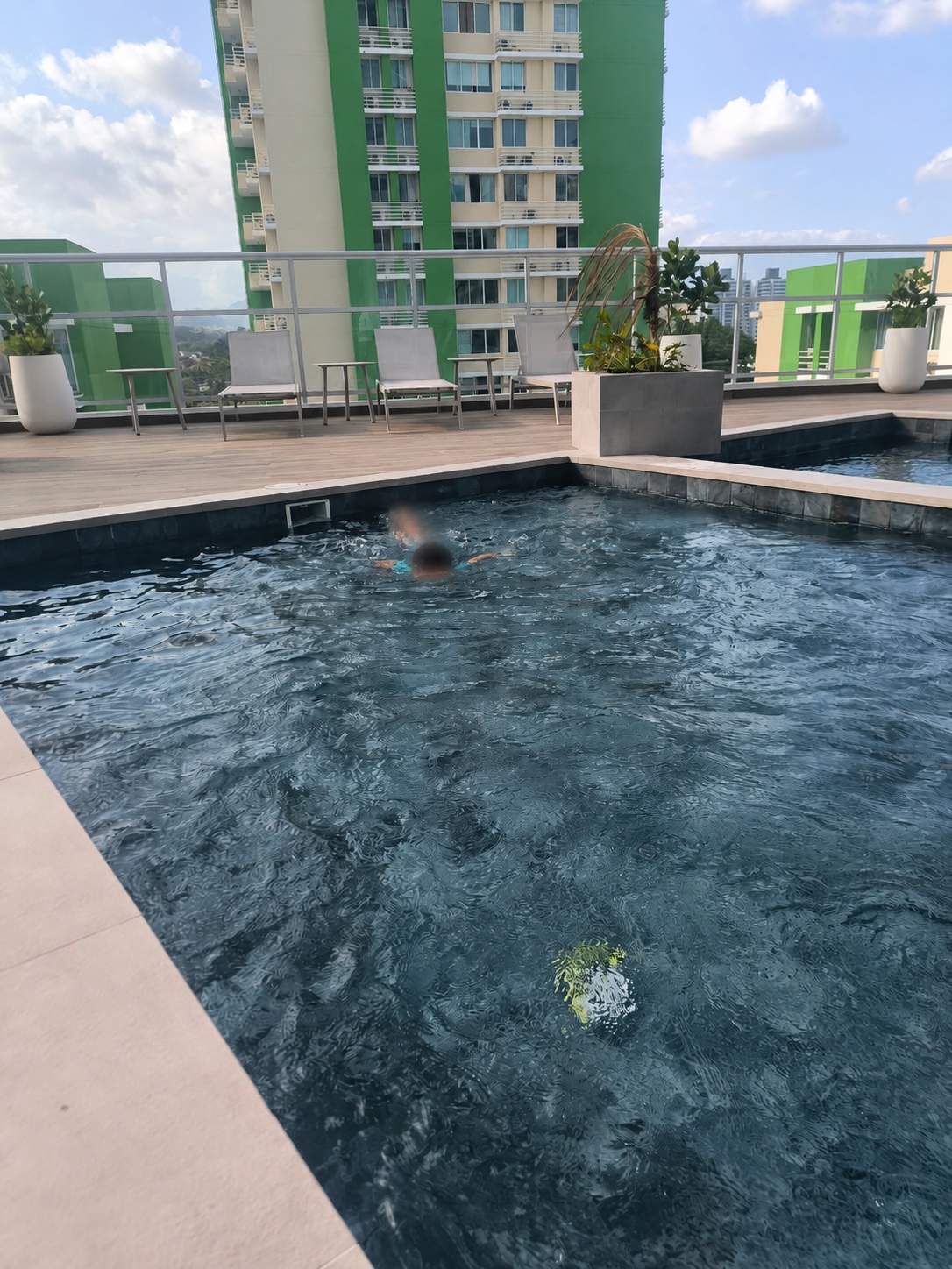 Piscina del área social de PH Condado Gardens