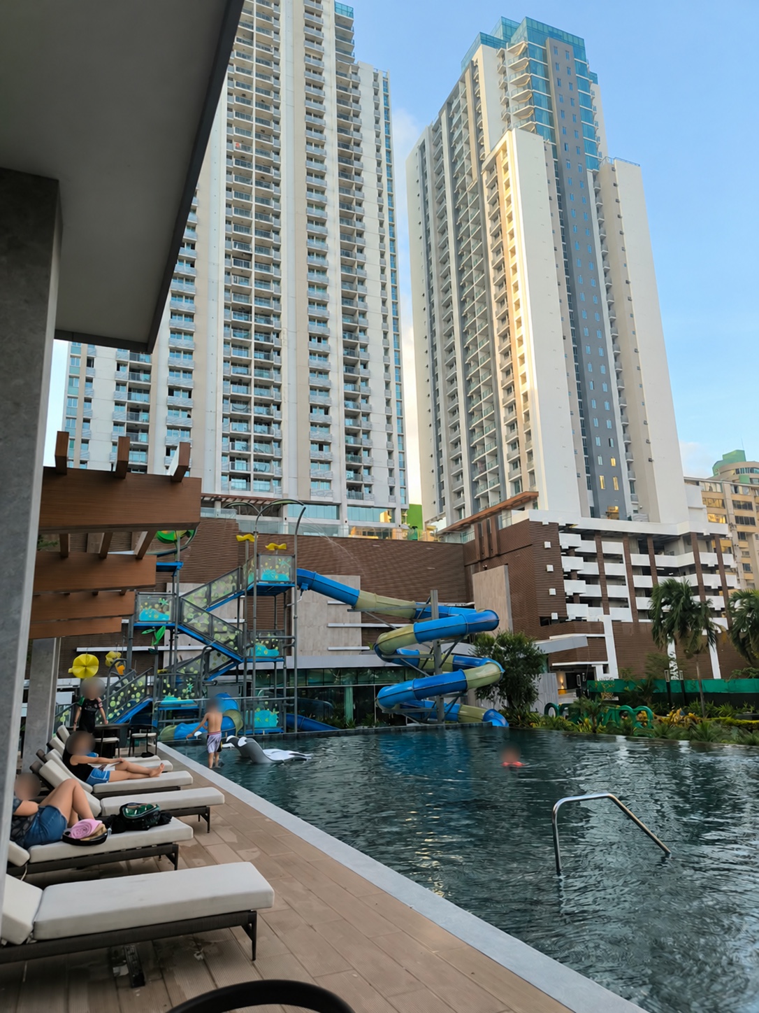 Piscina con toboganes y parque acuático entre las torres